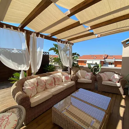 公寓 Rooftop Sealavie, Jacuzzi E Terrazza Privata 维亚雷焦